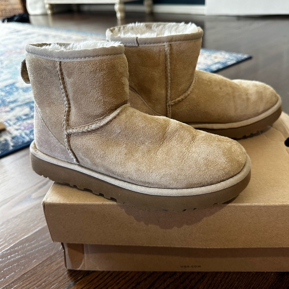 Ugg classic short size 5 sand